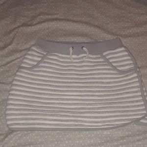 adult small (10/12 Y) grey & white skirt w/pockets